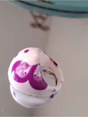 VTG acrylic BUBBLE ring painted purple floral stars on white retro MOD shabby 7